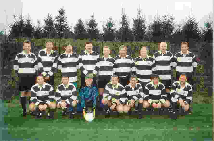 Koninklijke Grolsch N.V. schenkt Aogel United nieuw tenue op 2000-01-16